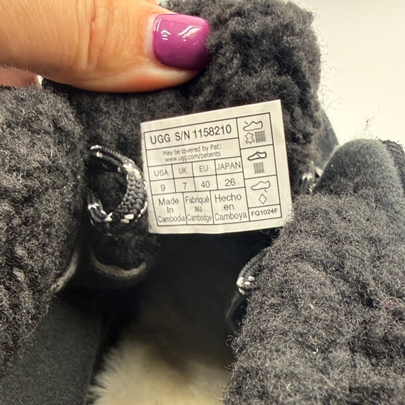New-UGG-Terretrail Cozy Lace up Black Suede Fur-Lined Boots- Size 9 - Picture 9 of 11